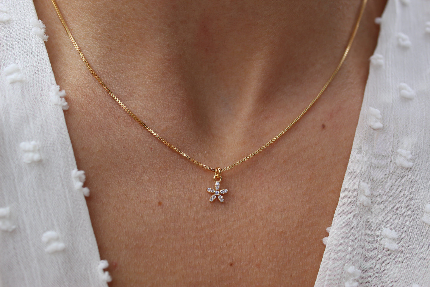 Collar BB Mini Flor Frost, la ternura que florece contigo
