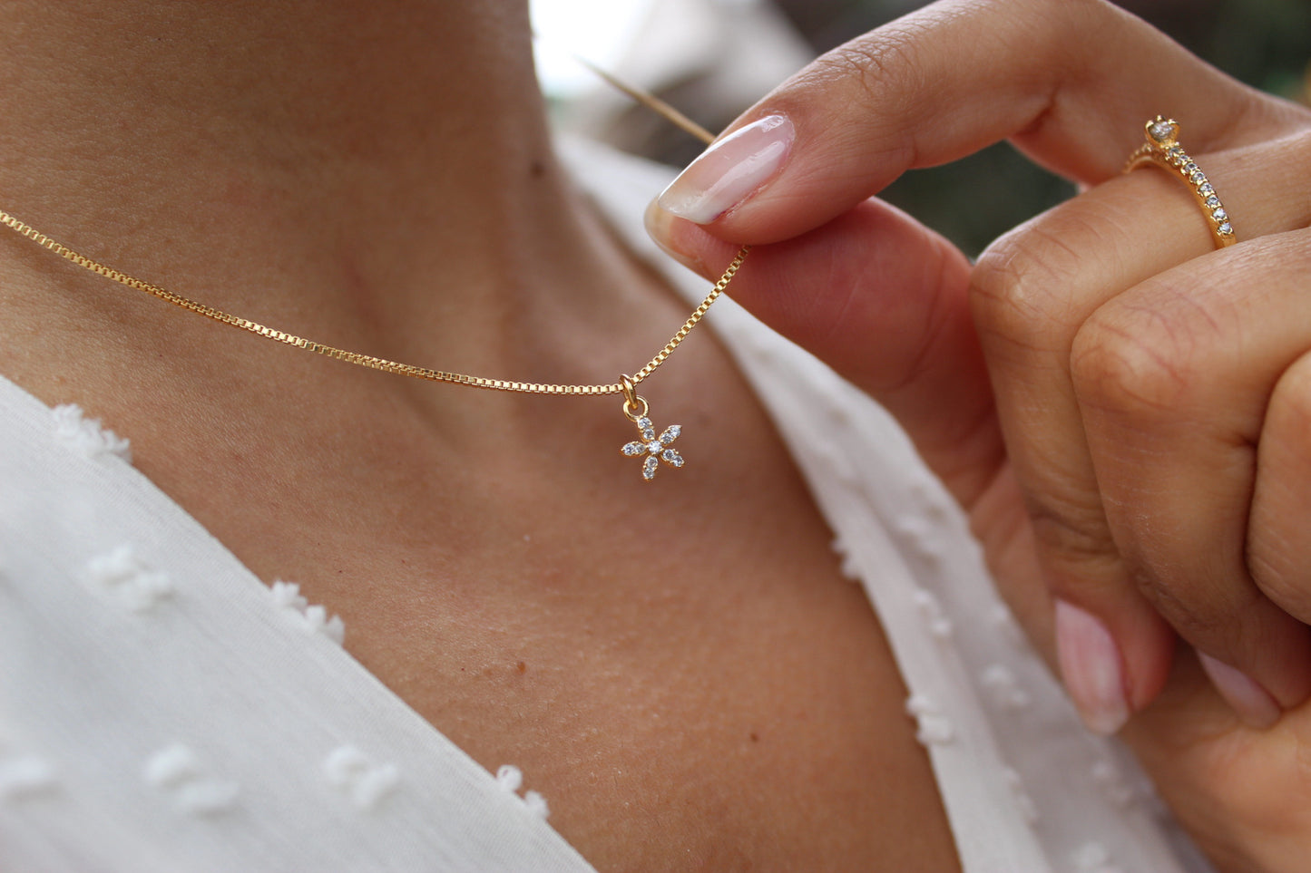 Collar BB Mini Flor Frost, la ternura que florece contigo