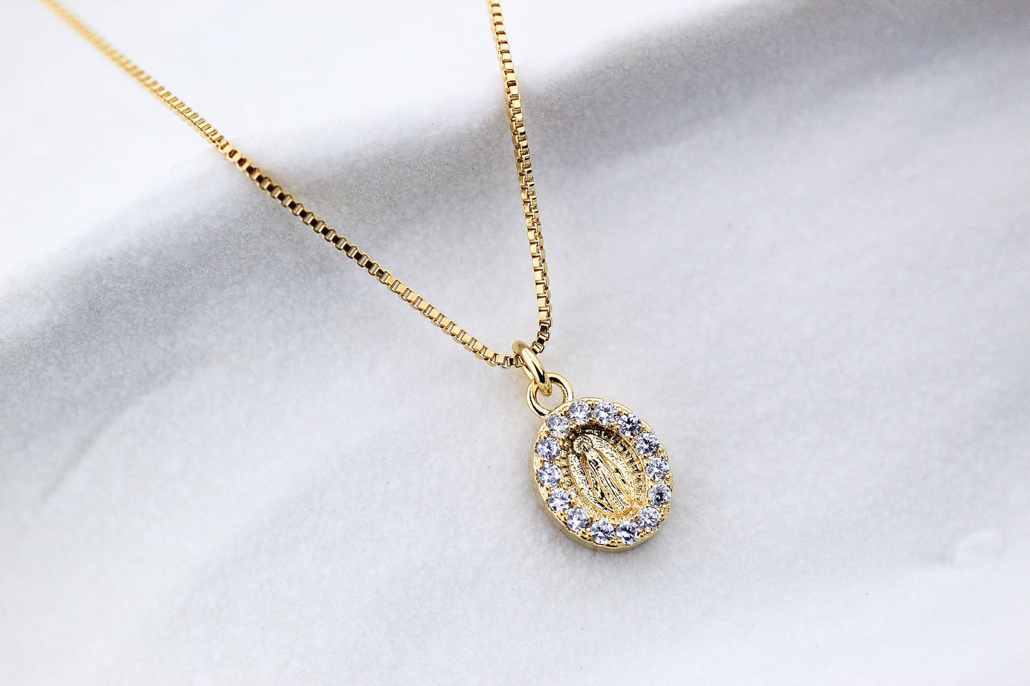 Collar BB Virgen Frost Gru, protección y elegancia sutil