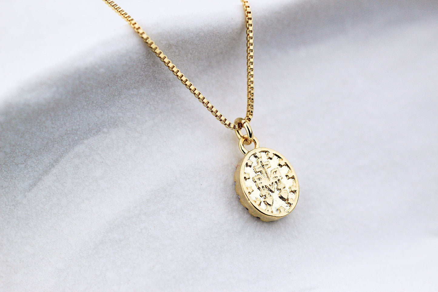 Collar BB Virgen Frost Gru, protección y elegancia sutil