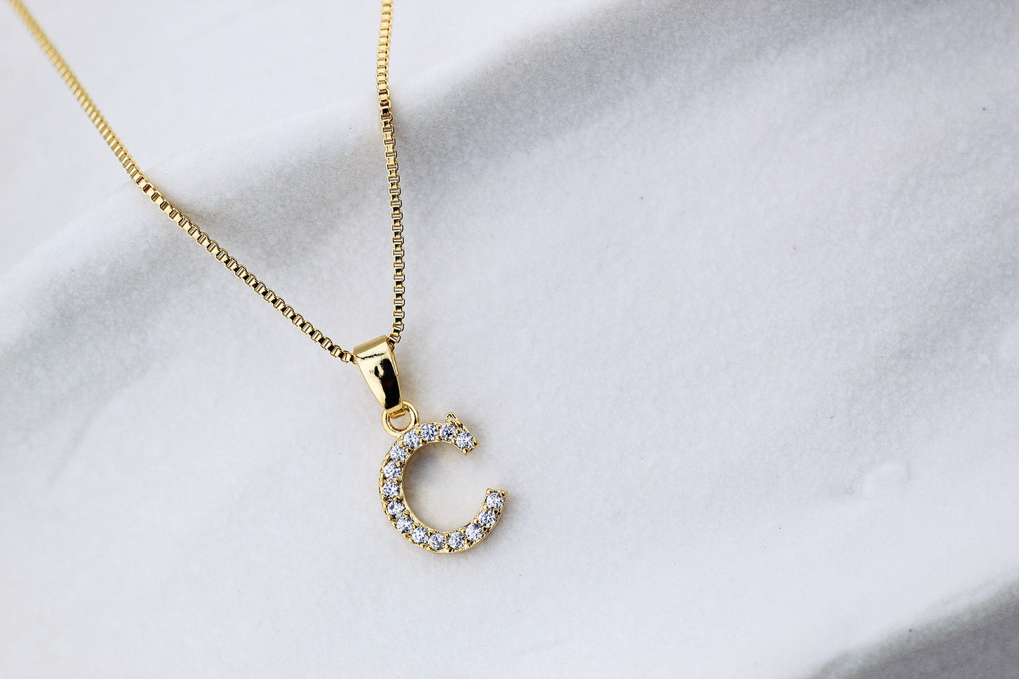 Collar Letra Frost, más que una inicial; una historia, una identidad