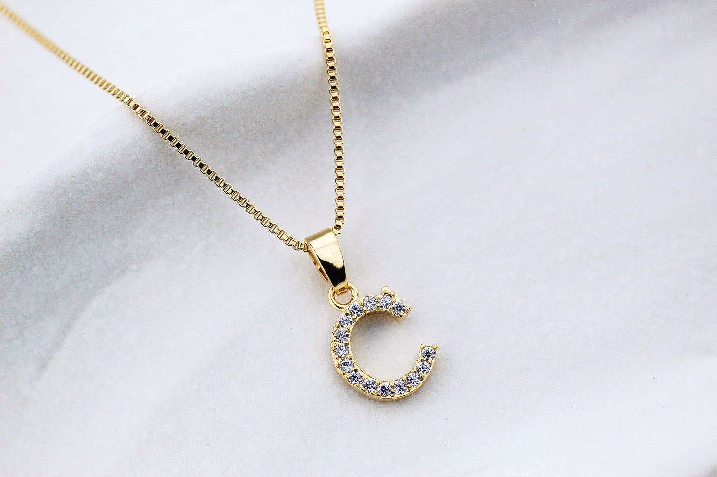 Collar Letra Frost, más que una inicial; una historia, una identidad