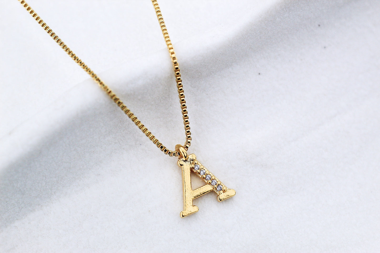 Collar Letra Tri Frost, una inicial que comunica una historia