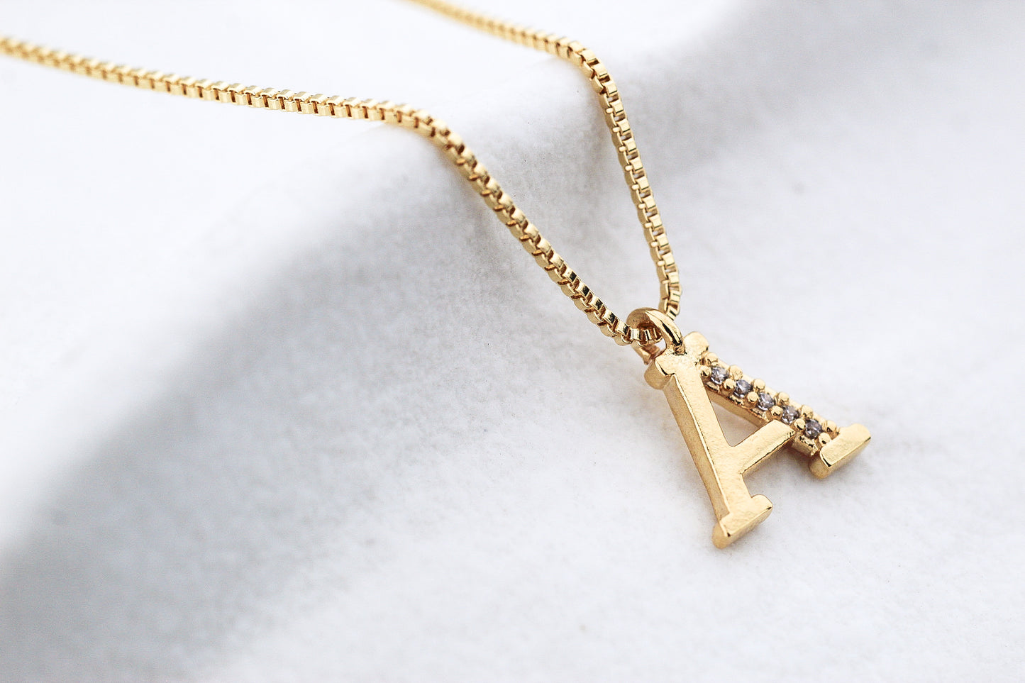 Collar Letra Tri Frost, una inicial que comunica una historia