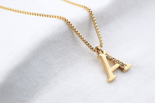 Collar Letra Tri Frost, una inicial que comunica una historia