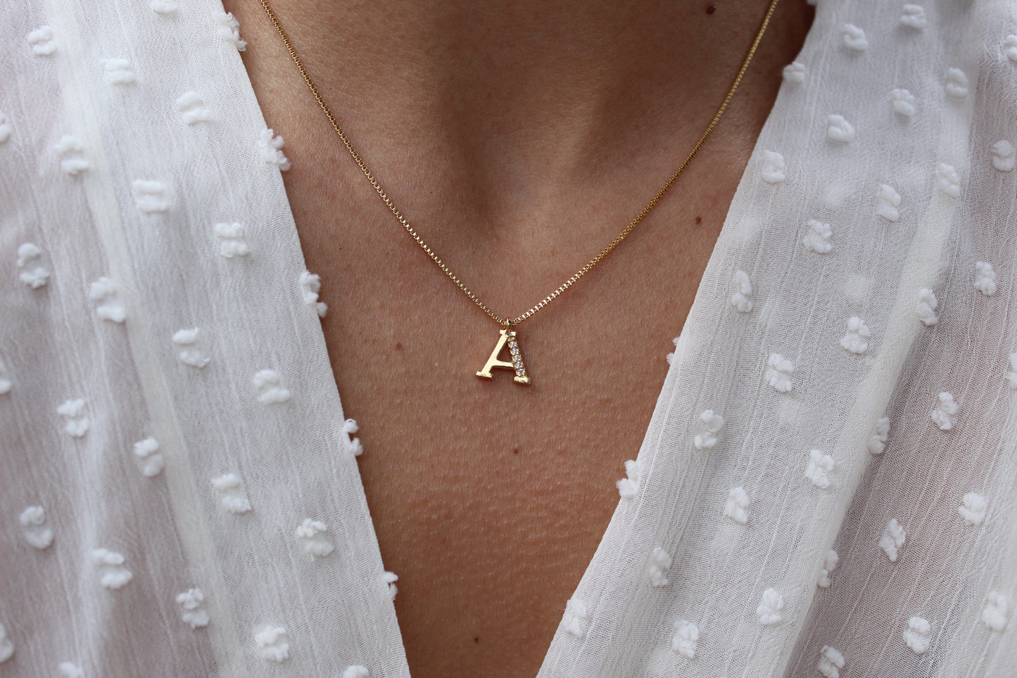 Collar Letra Tri Frost, una inicial que comunica una historia