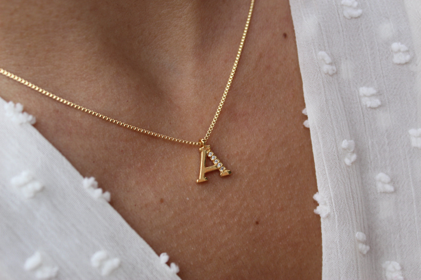 Collar Letra Tri Frost, una inicial que comunica una historia
