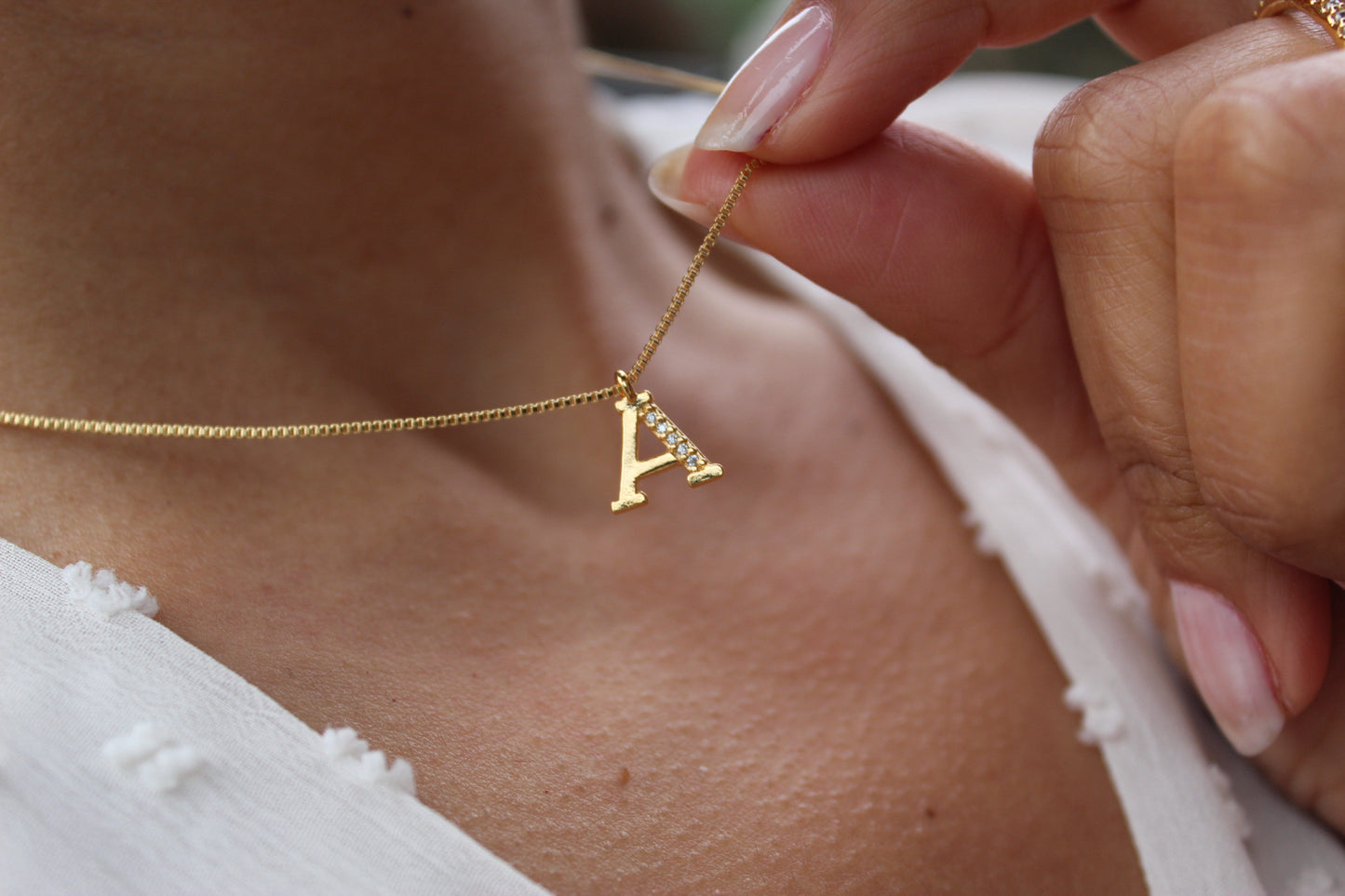 Collar Letra Tri Frost, una inicial que comunica una historia