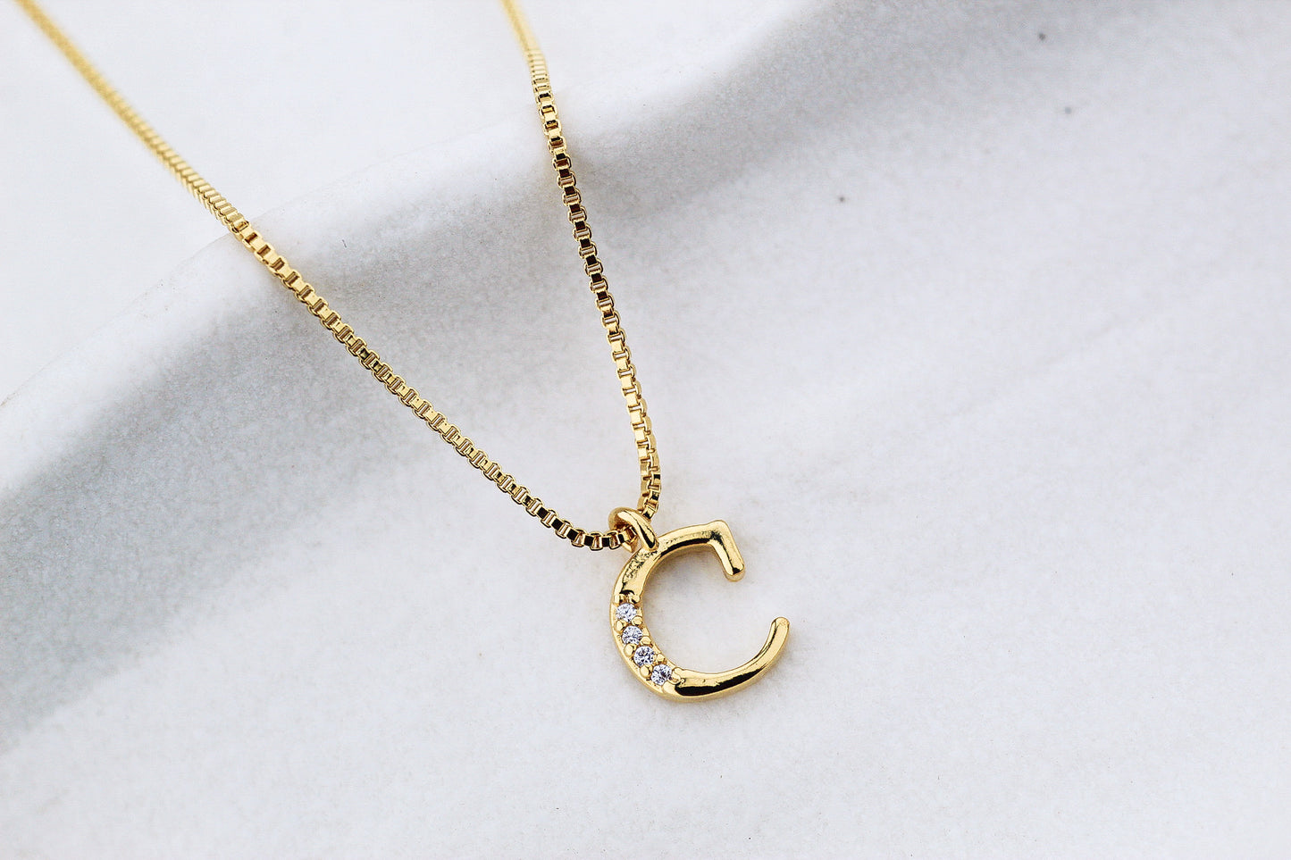 Collar Letra Tri Frost, una inicial que comunica una historia