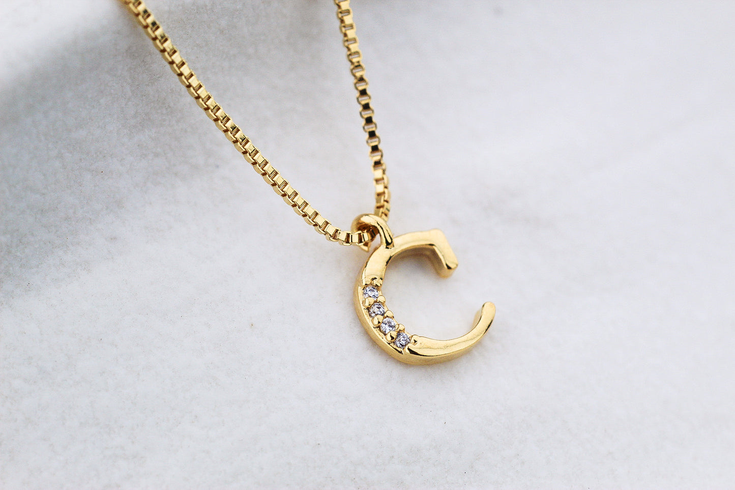 Collar Letra Tri Frost, una inicial que comunica una historia