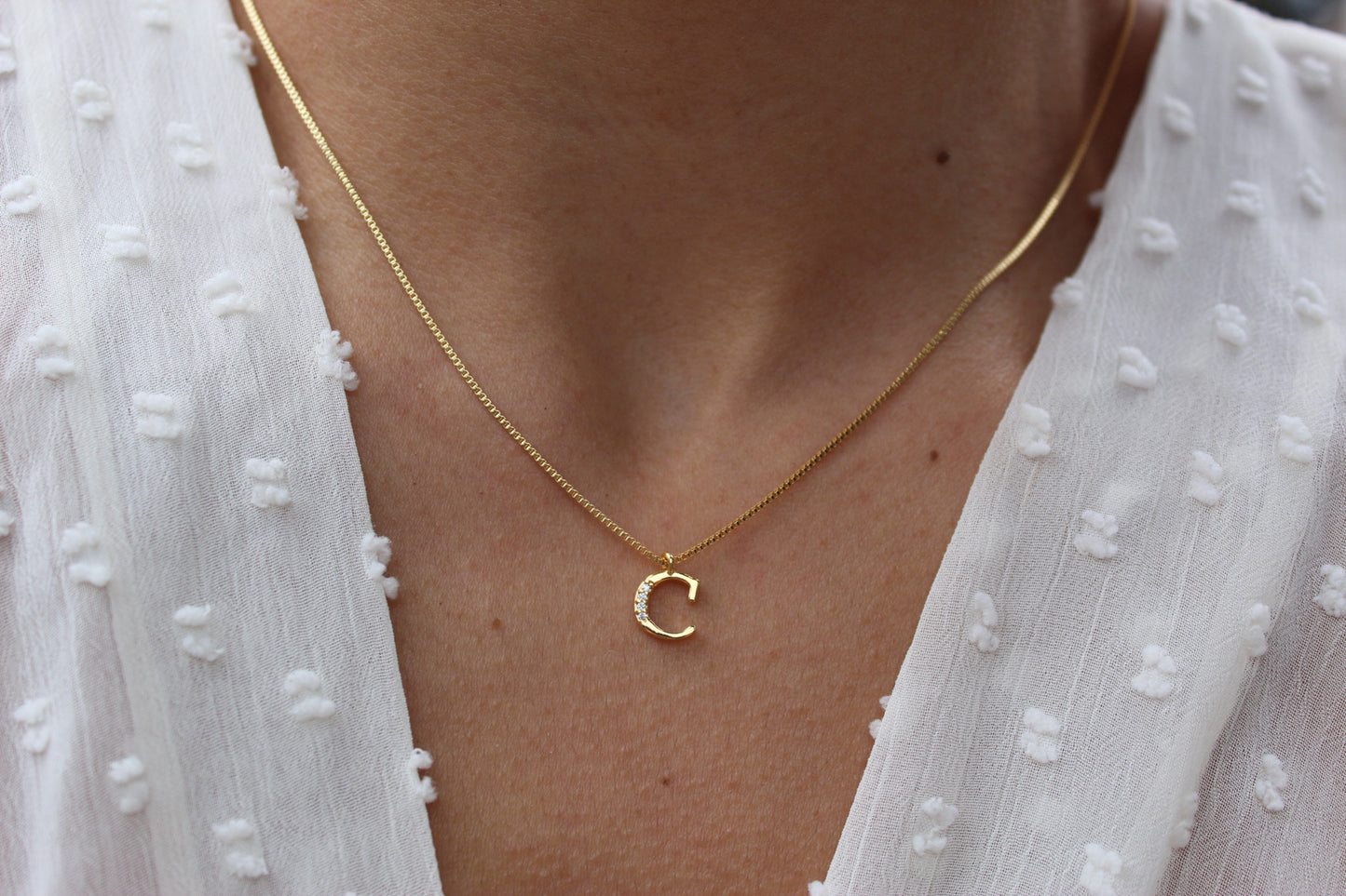 Collar Letra Tri Frost, una inicial que comunica una historia