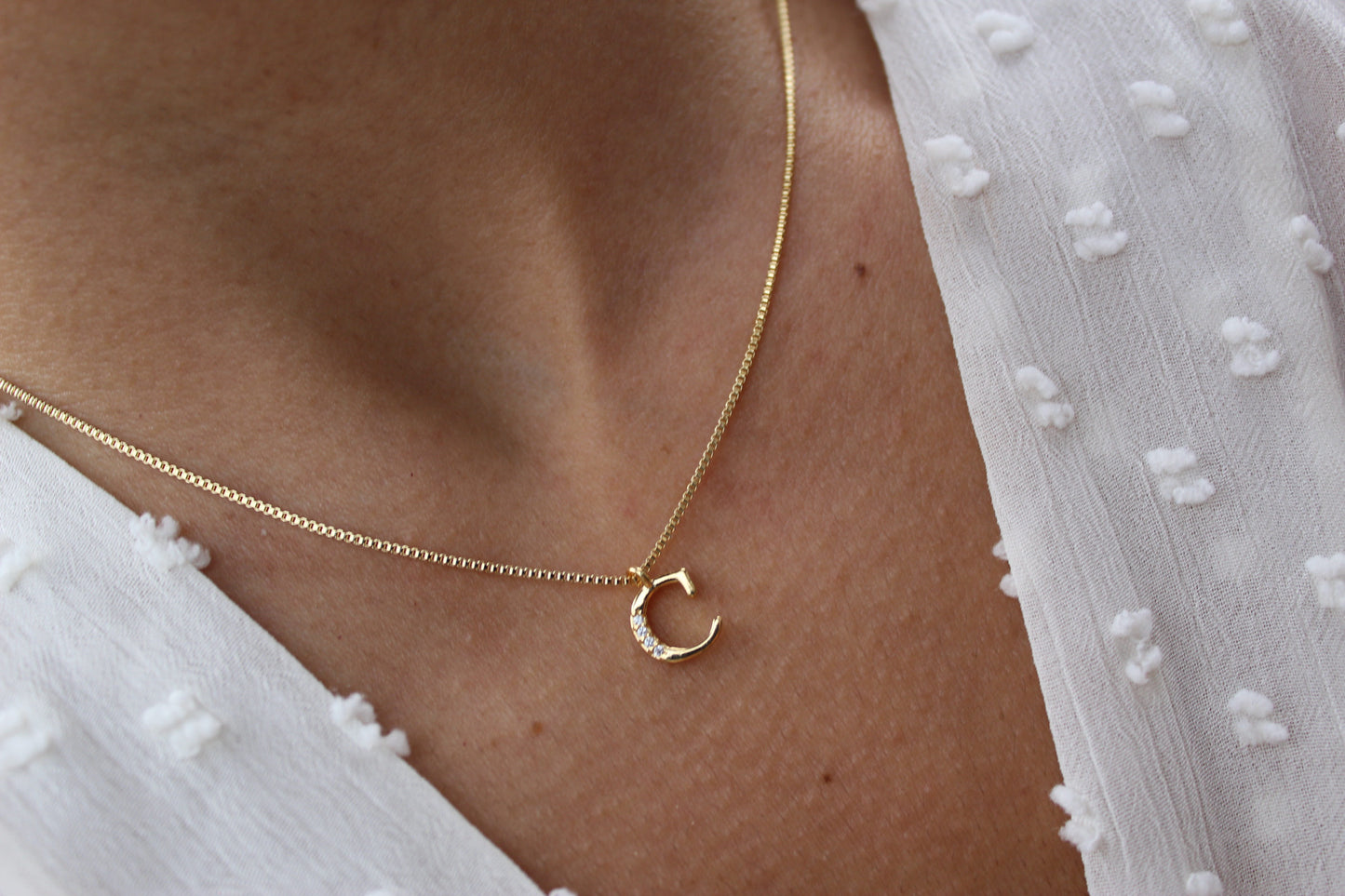Collar Letra Tri Frost, una inicial que comunica una historia