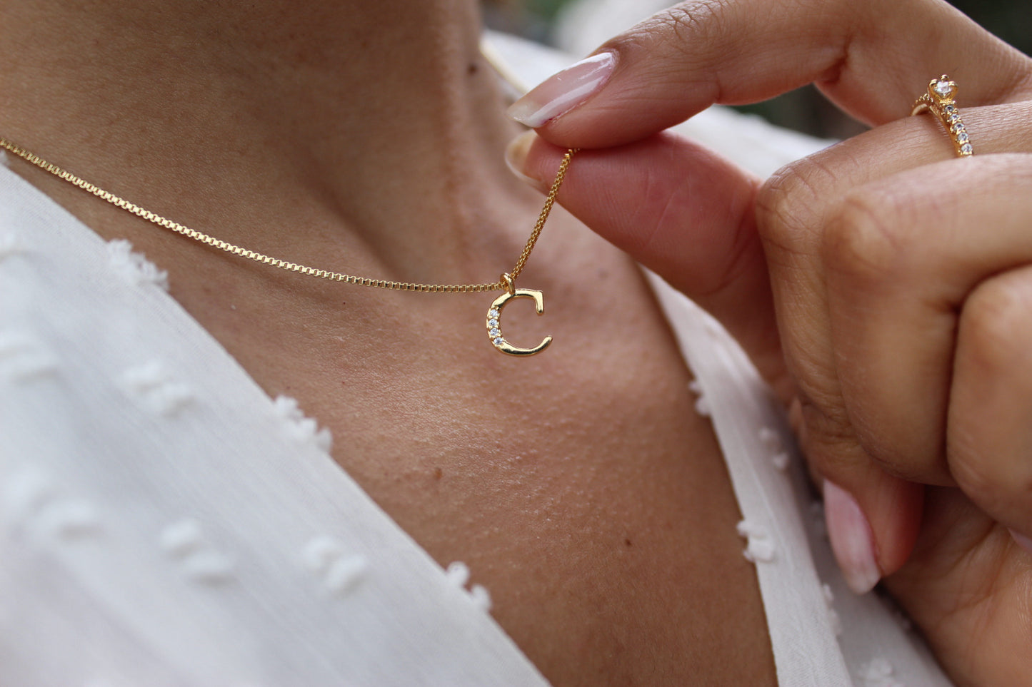 Collar Letra Tri Frost, una inicial que comunica una historia