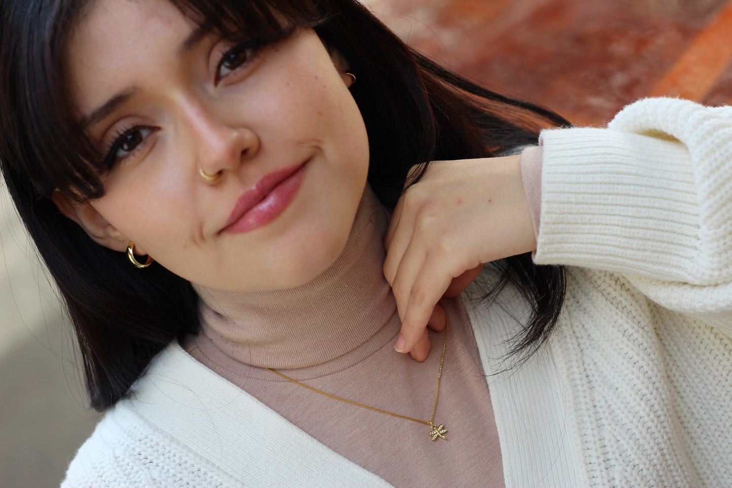 Collar Libélula Frost, el amuleto de libertad que habla por ti