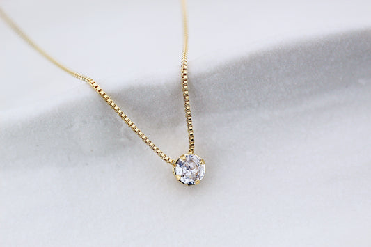 Collar Luz M, elegancia y versatilidad clásica