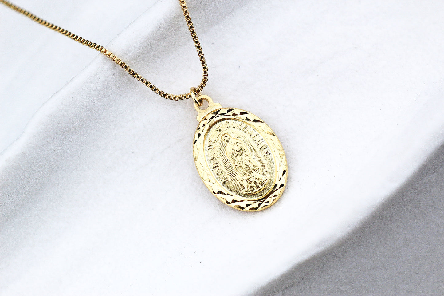 Collar Virgen de Guadalupe Diam 2,1, protección en cada detalle
