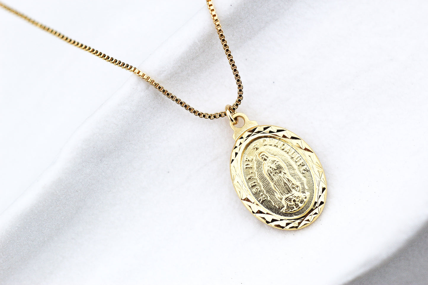 Collar Virgen de Guadalupe Diam 2,1, protección en cada detalle
