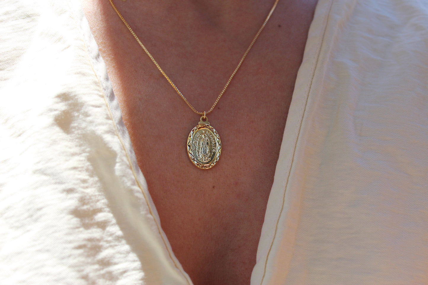 Collar Virgen de Guadalupe Diam 2,1, protección en cada detalle
