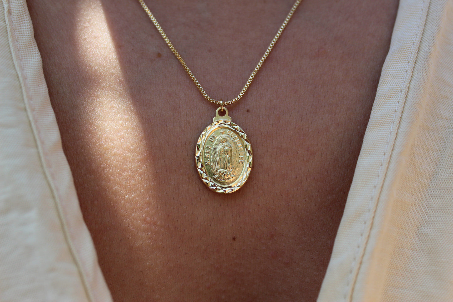Collar Virgen de Guadalupe Diam 2,1, protección en cada detalle