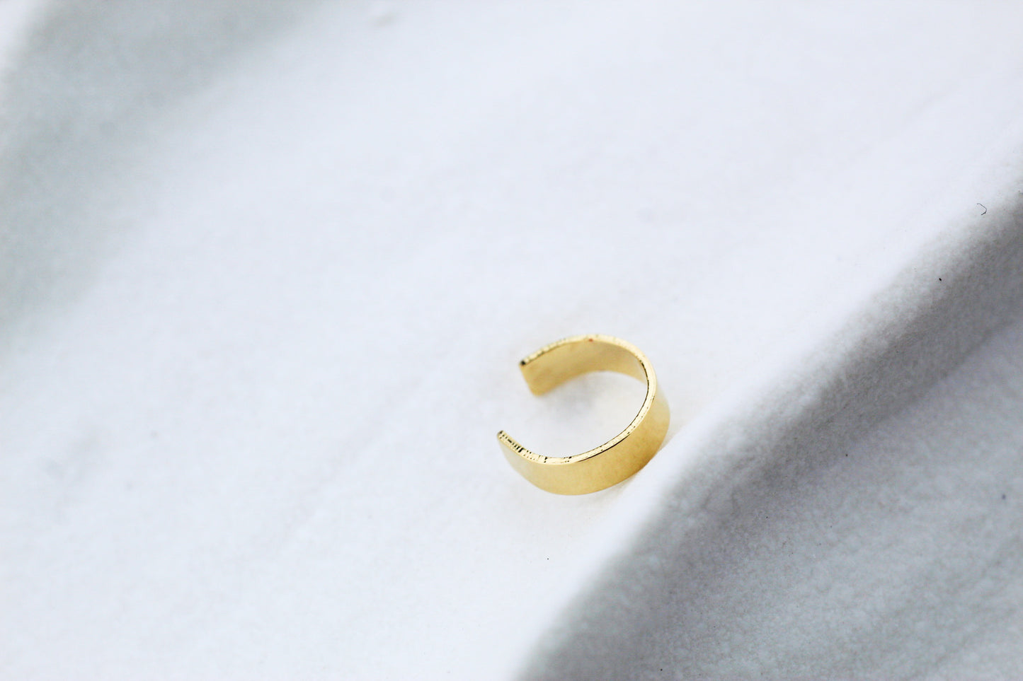 Earcuff BB Silk, minimalismo con actitud moderna.