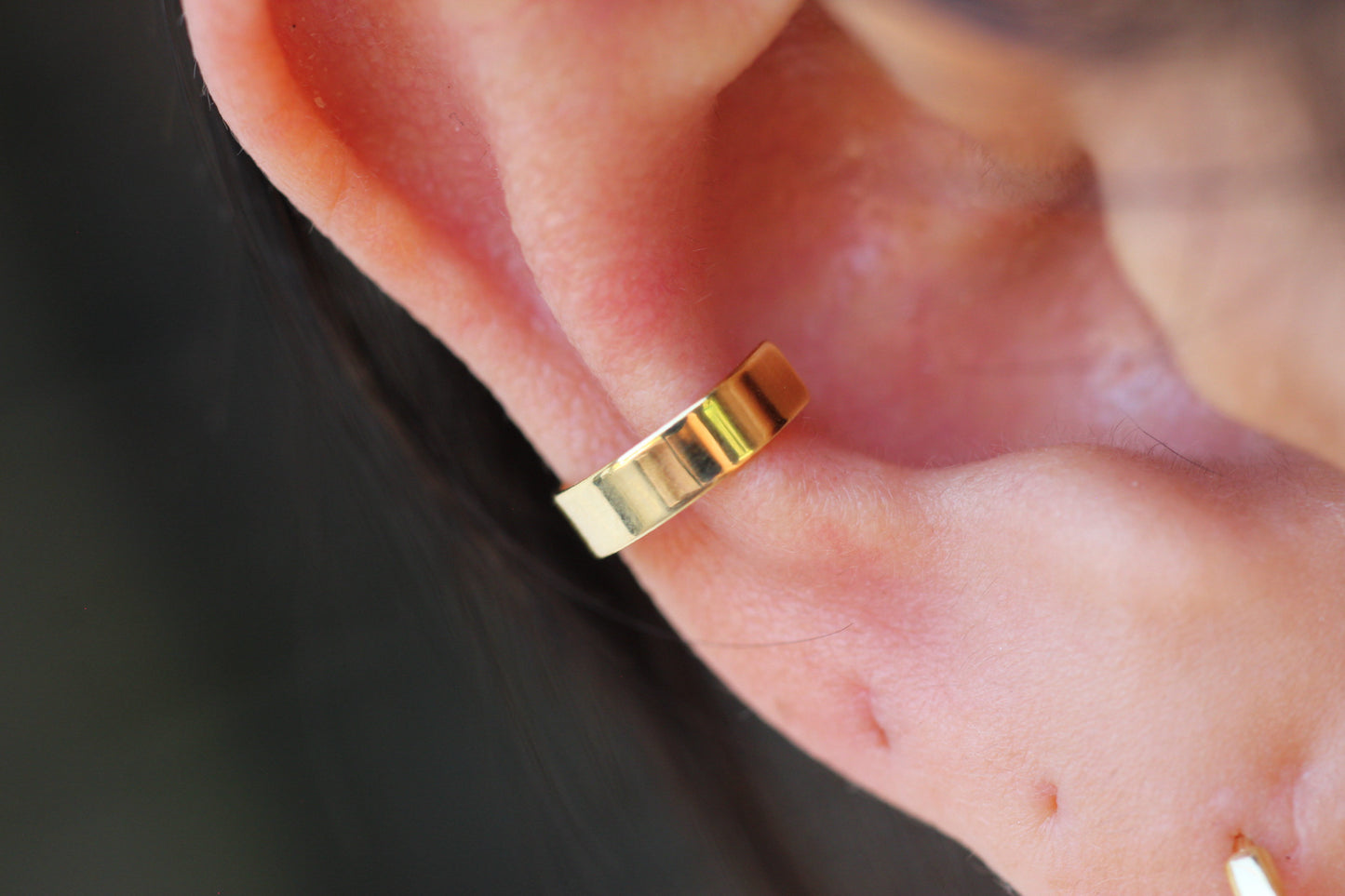 Earcuff BB Silk, minimalismo con actitud moderna.