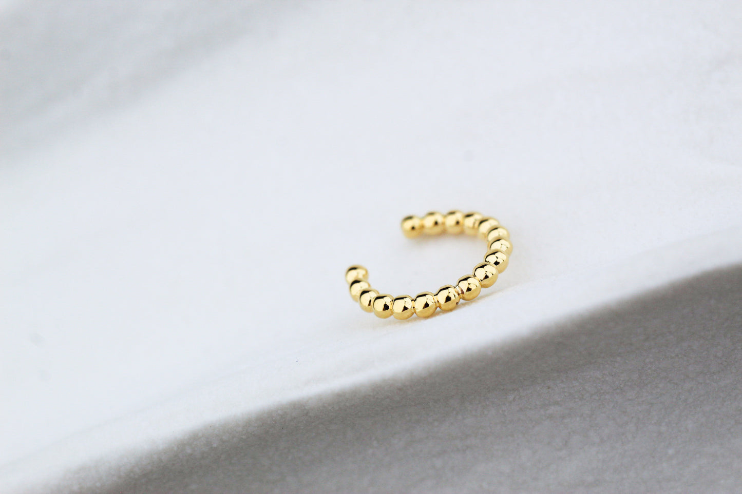 Earcuff Bolitas, estilo sutil con aire contemporáneo.