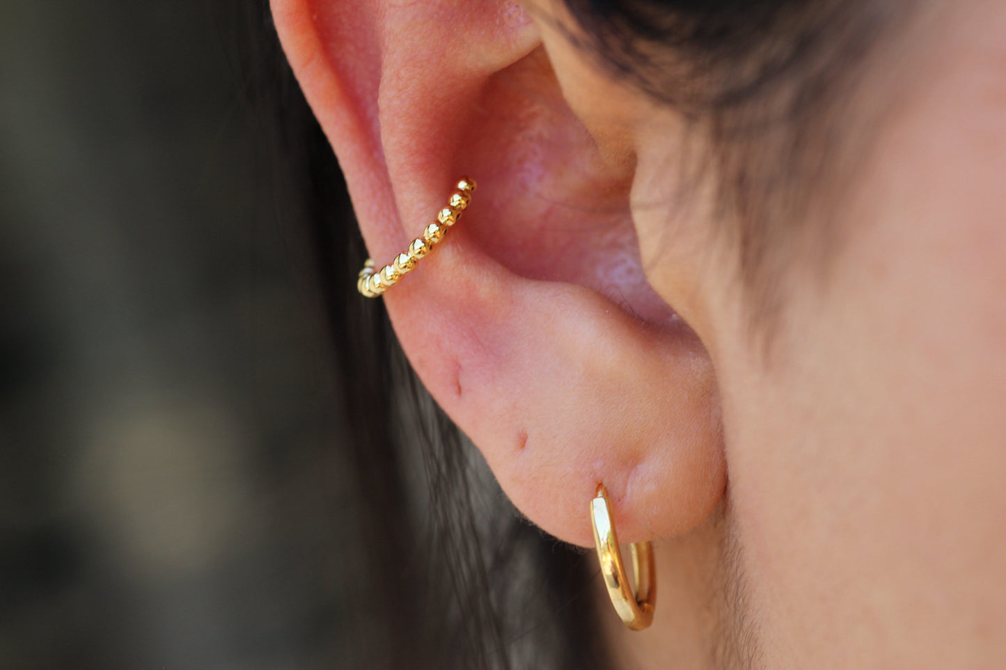 Earcuff Bolitas, estilo sutil con aire contemporáneo.