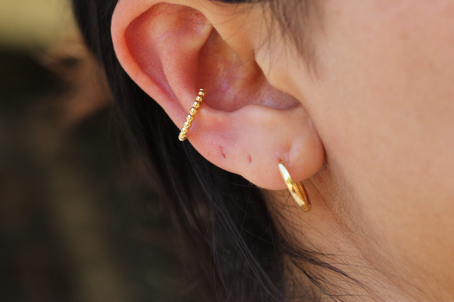 Earcuff Bolitas, estilo sutil con aire contemporáneo.