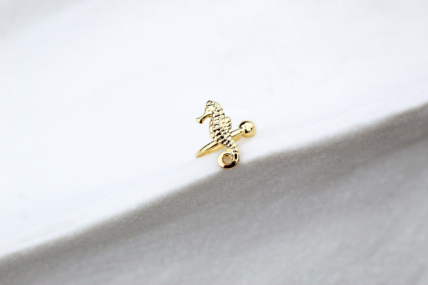 Earcuff Caballito de Mar, frescura con esencia marina.