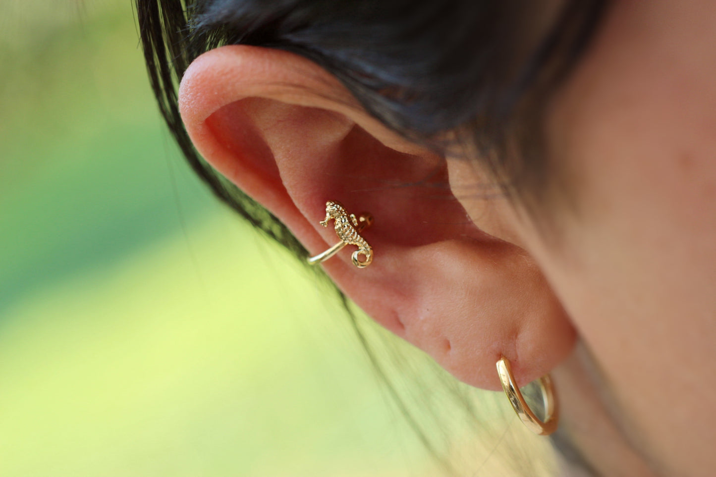 Earcuff Caballito de Mar, frescura con esencia marina.