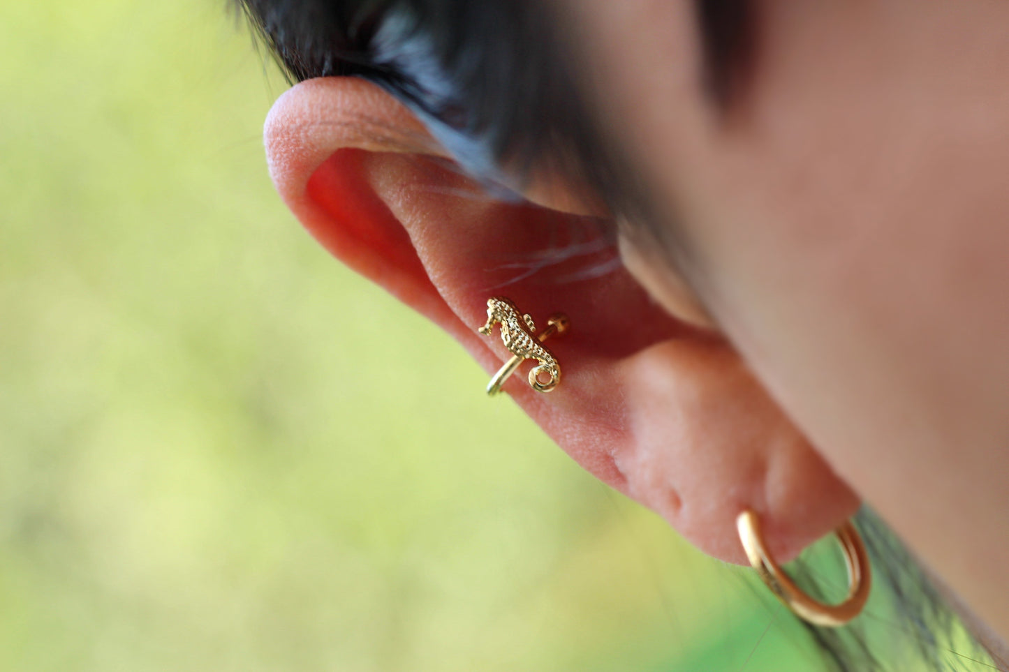 Earcuff Caballito de Mar, frescura con esencia marina.