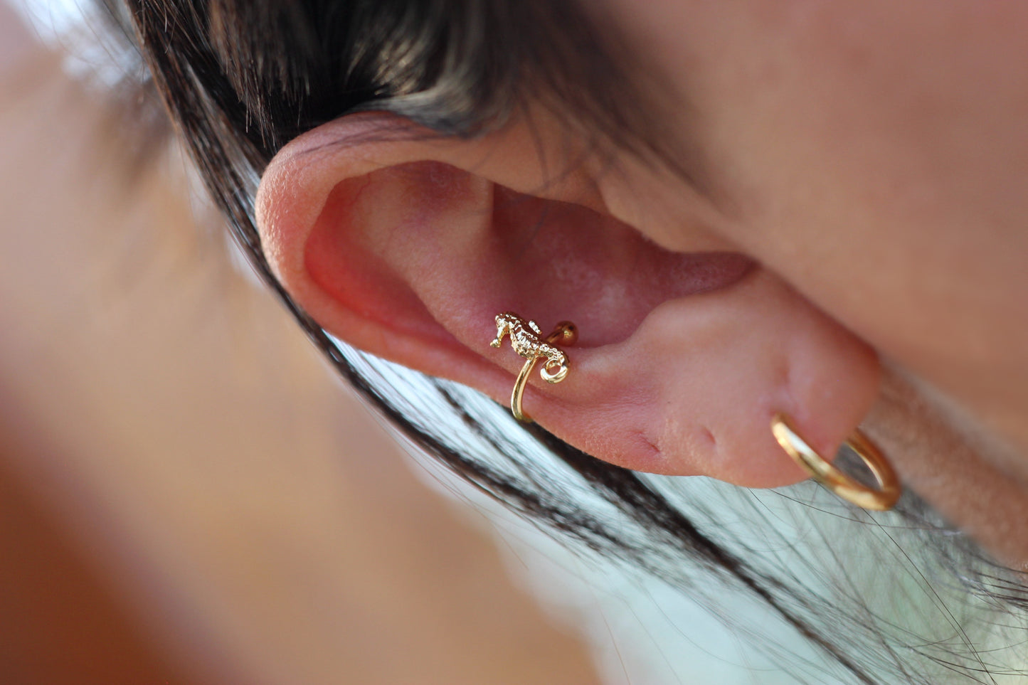 Earcuff Caballito de Mar, frescura con esencia marina.