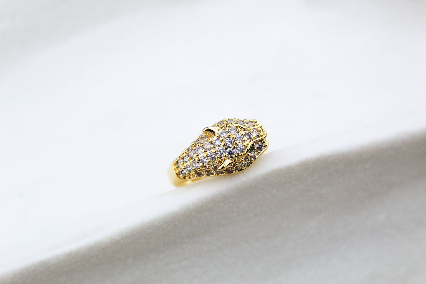 Earcuff Pantera, fuerza y elegancia en un solo gesto.