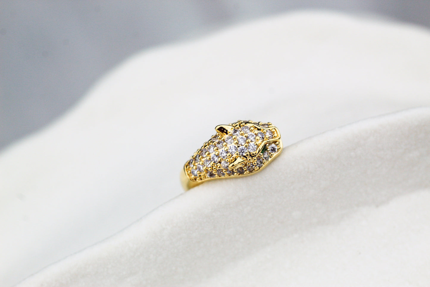 Earcuff Pantera, fuerza y elegancia en un solo gesto.