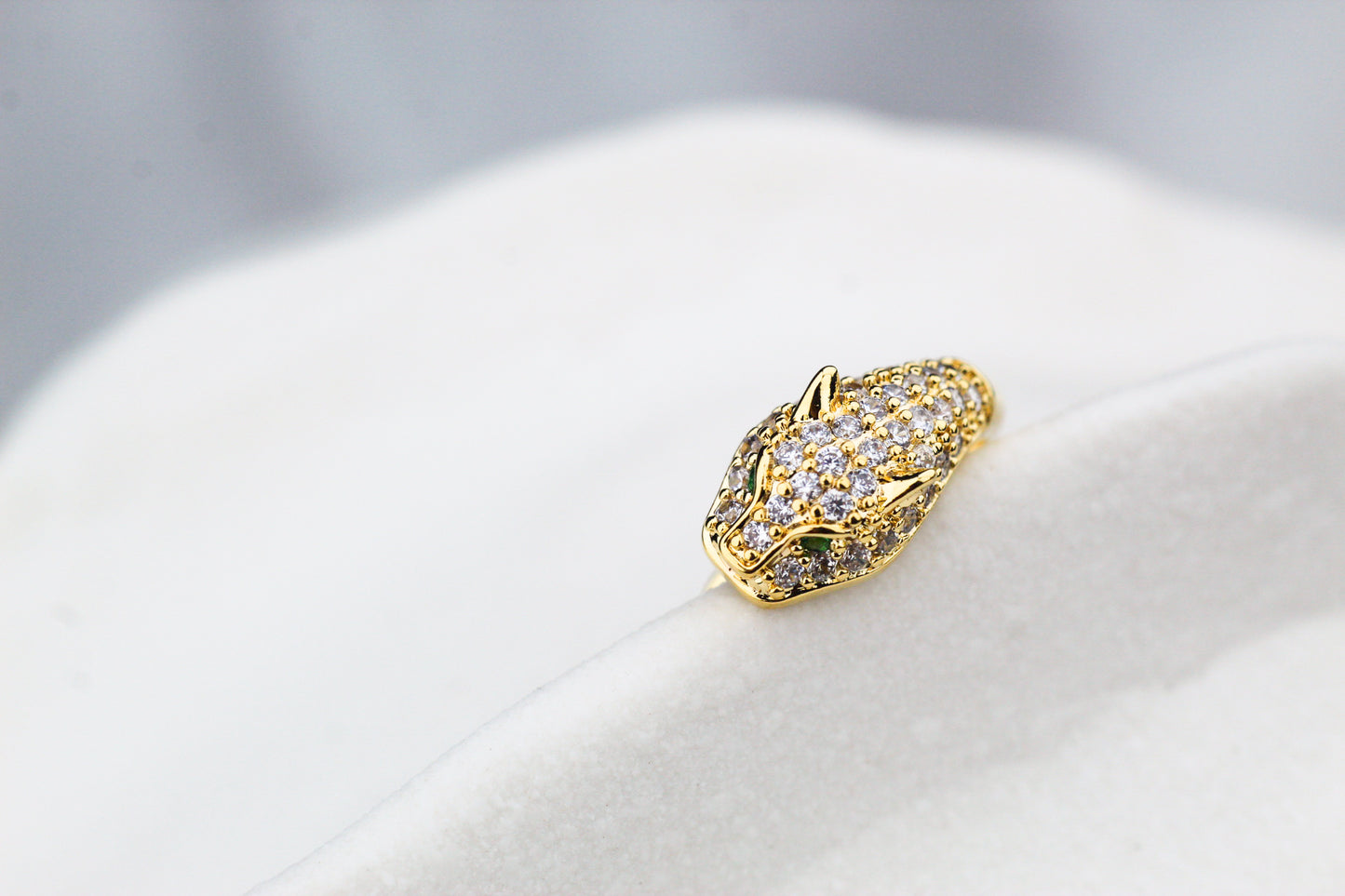 Earcuff Pantera, fuerza y elegancia en un solo gesto.