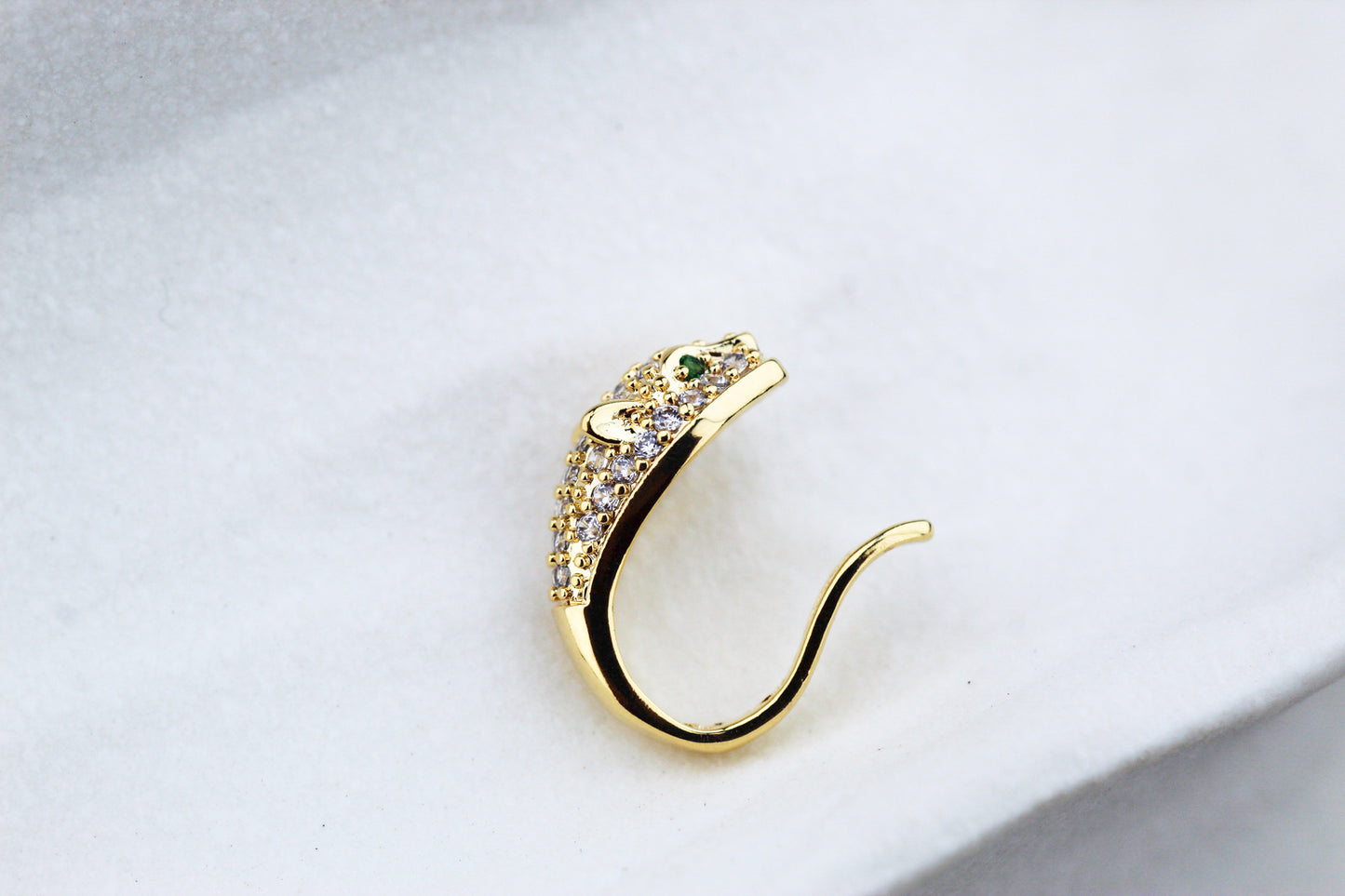 Earcuff Pantera, fuerza y elegancia en un solo gesto.