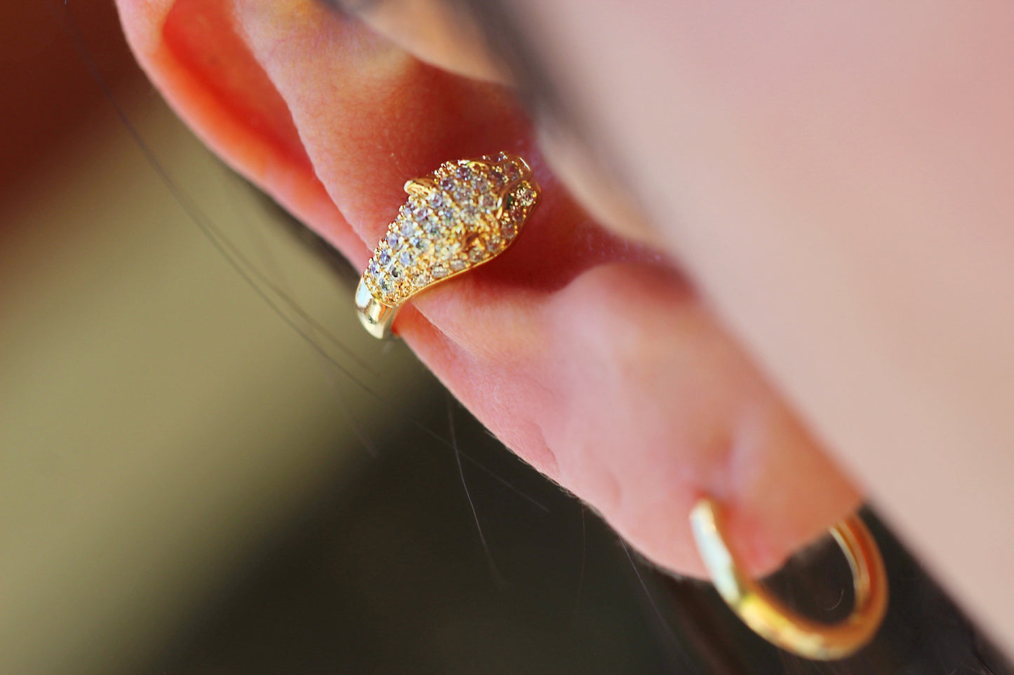 Earcuff Pantera, fuerza y elegancia en un solo gesto.