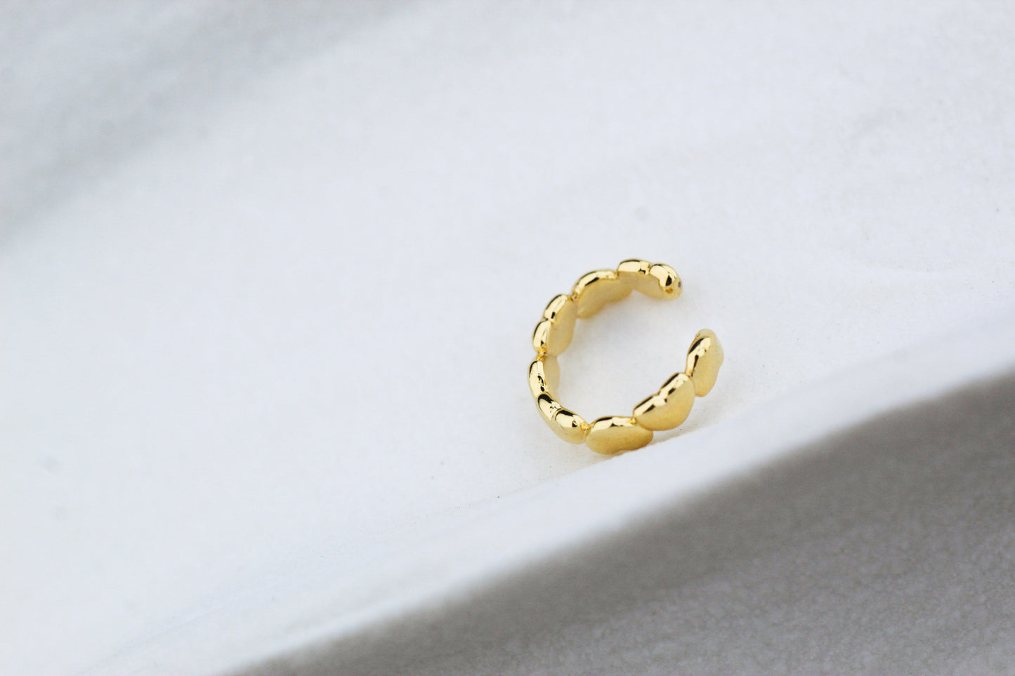 Earcuff Corazón Amores, amor moderno en cada detalle.