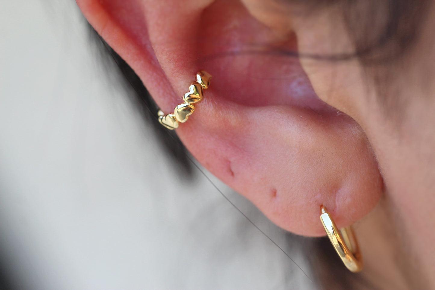 Earcuff Corazón Amores, amor moderno en cada detalle.