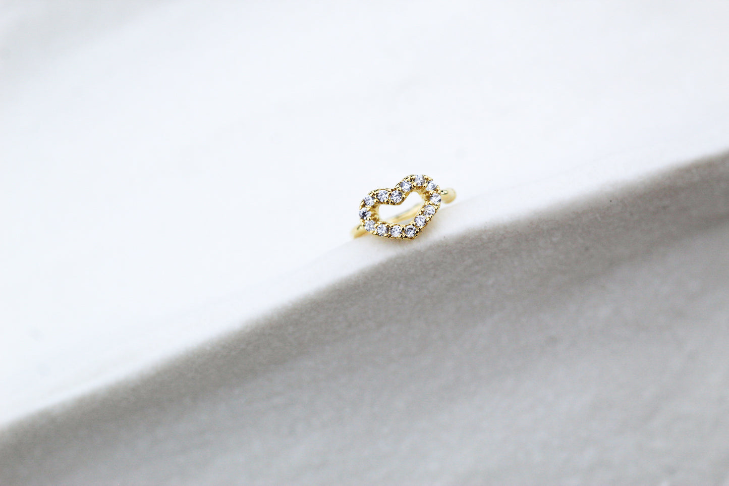 Earcuff Corazón Cali F, un toque romántico y sutil.