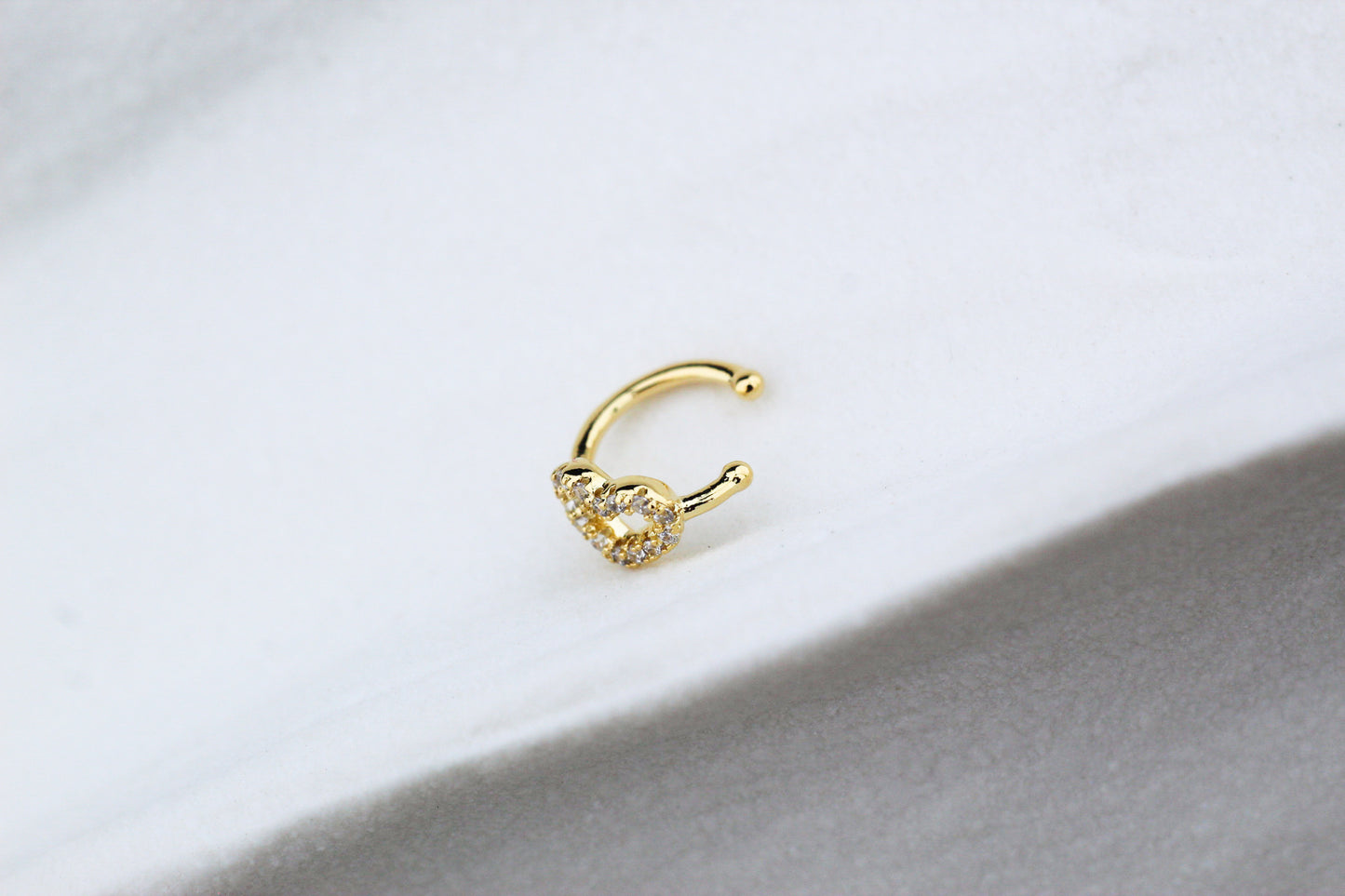 Earcuff Corazón Cali F, un toque romántico y sutil.