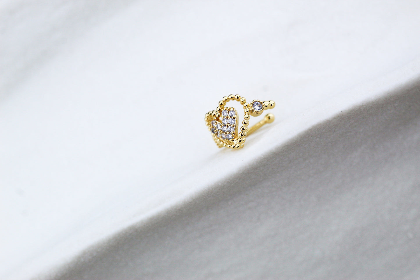 Earcuff Du Corazón In, un detalle delicado con estilo moderno.