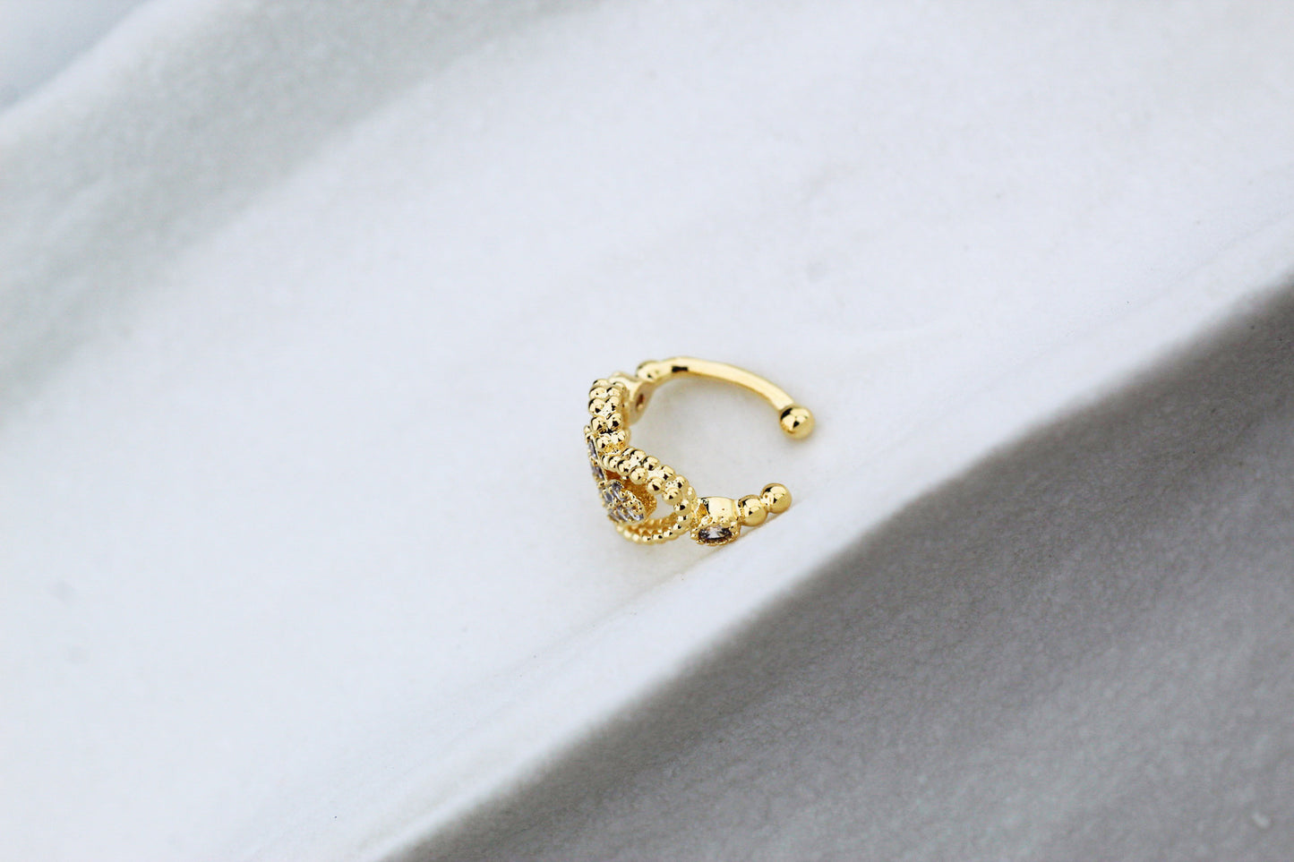 Earcuff Du Corazón In, un detalle delicado con estilo moderno.