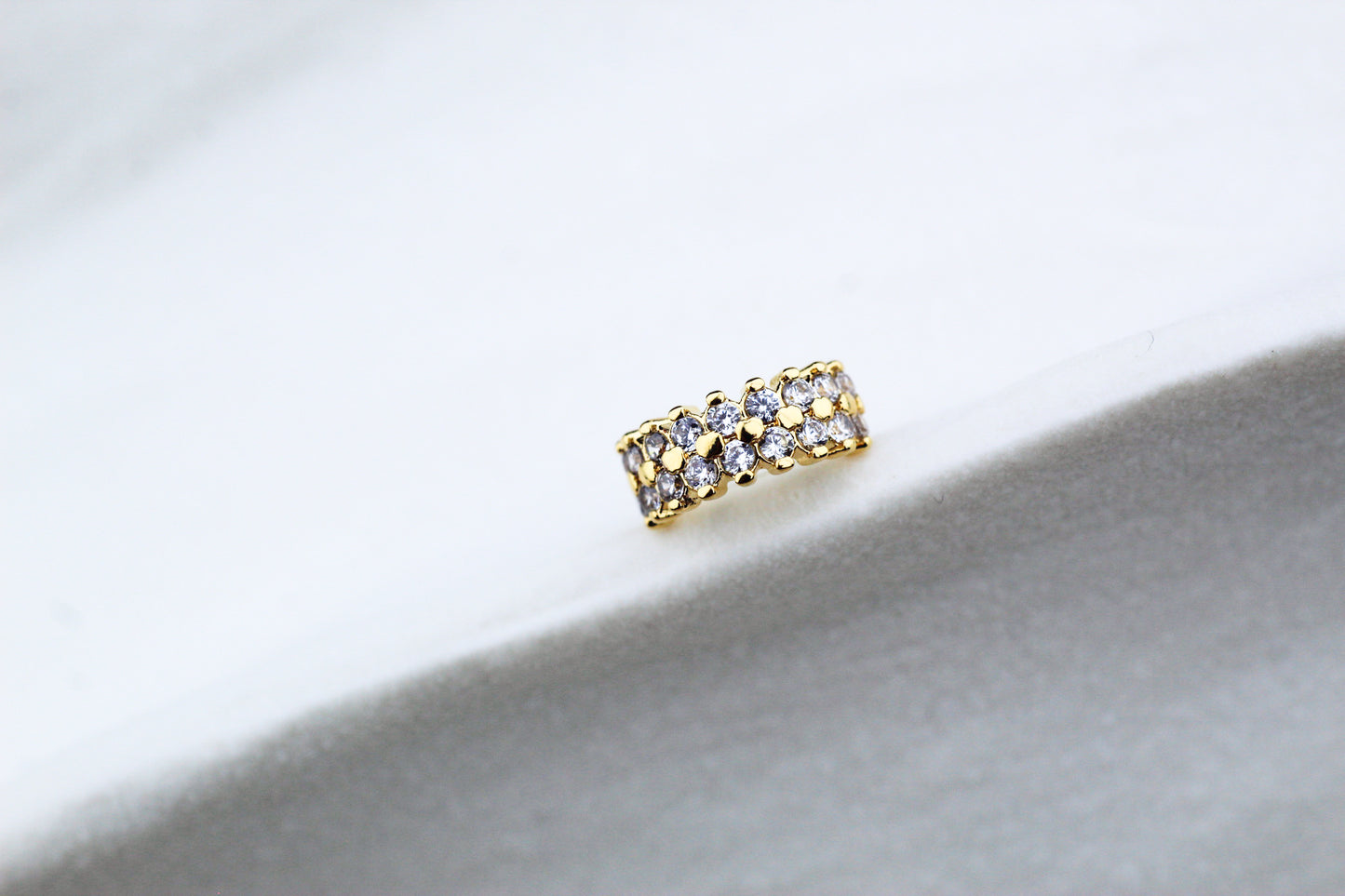 Earcuff Du Punto Frost, modernidad con destellos sutiles.