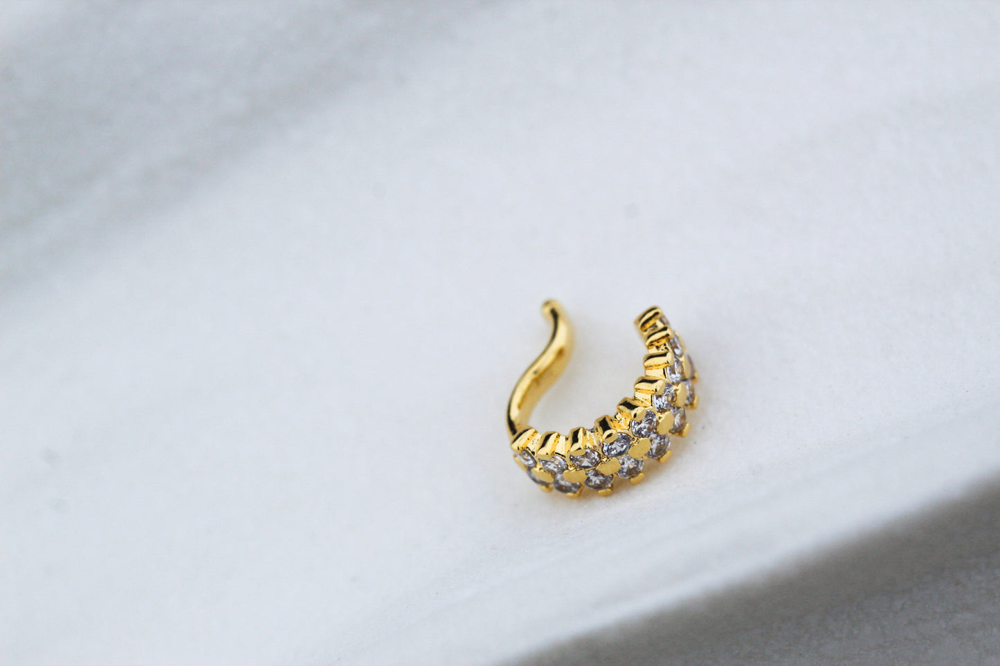 Earcuff Du Punto Frost, modernidad con destellos sutiles.