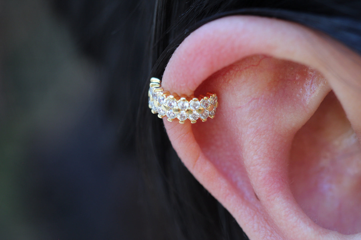 Earcuff Du Punto Frost, modernidad con destellos sutiles.