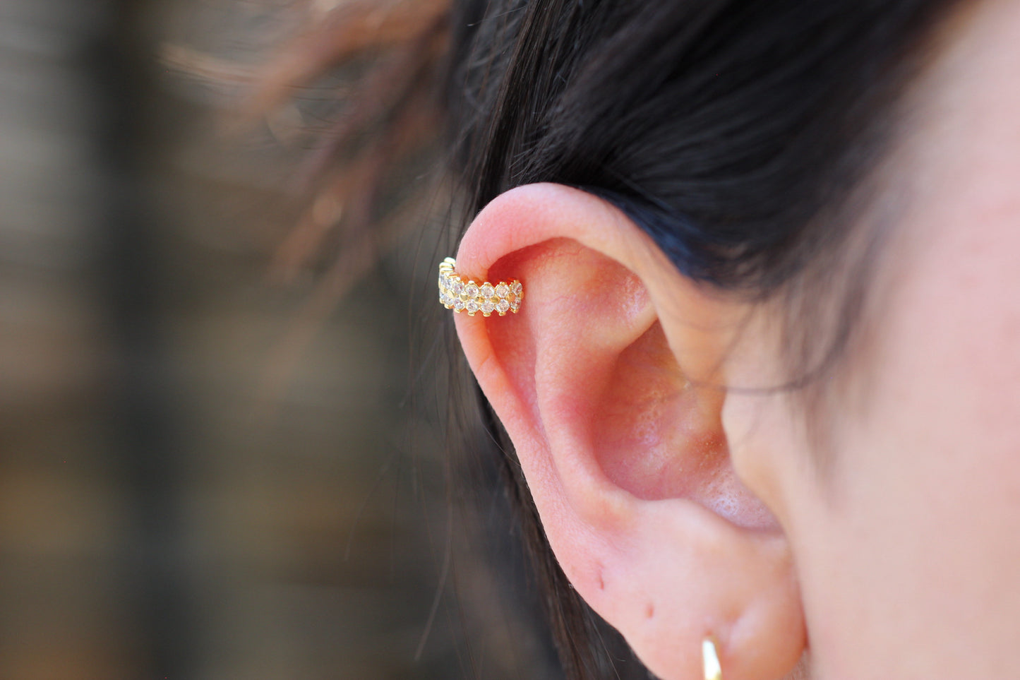 Earcuff Du Punto Frost, modernidad con destellos sutiles.