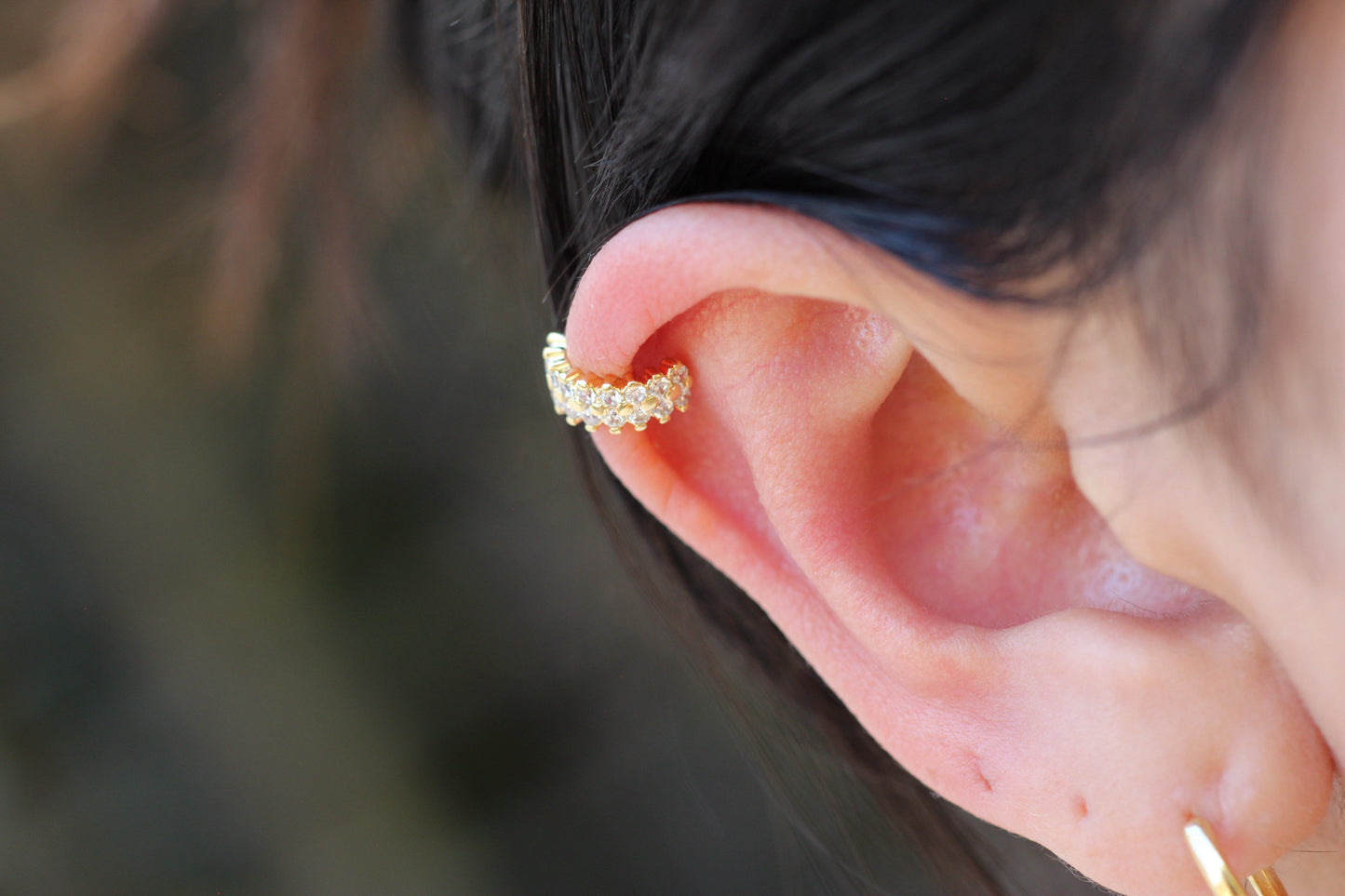 Earcuff Du Punto Frost, modernidad con destellos sutiles.