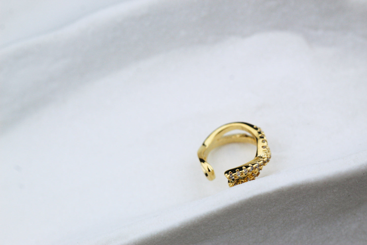 Earcuff Lazo Frost, sutileza y encanto.