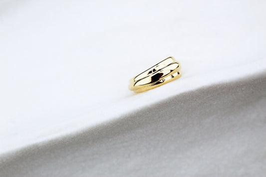 Earcuff Líneas Vol, volumen moderno con estilo versátil.